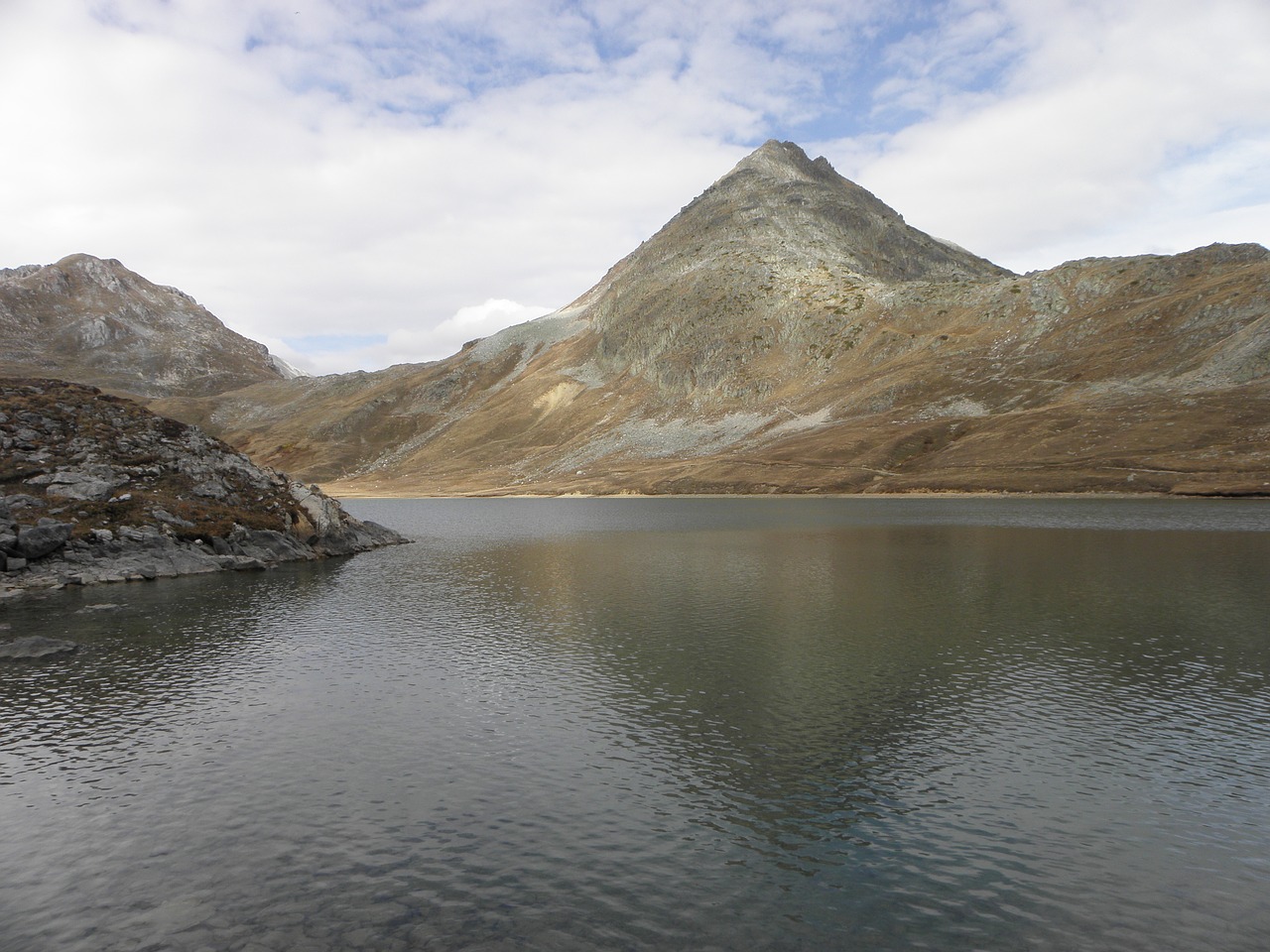 body of water landscape mountain free photo