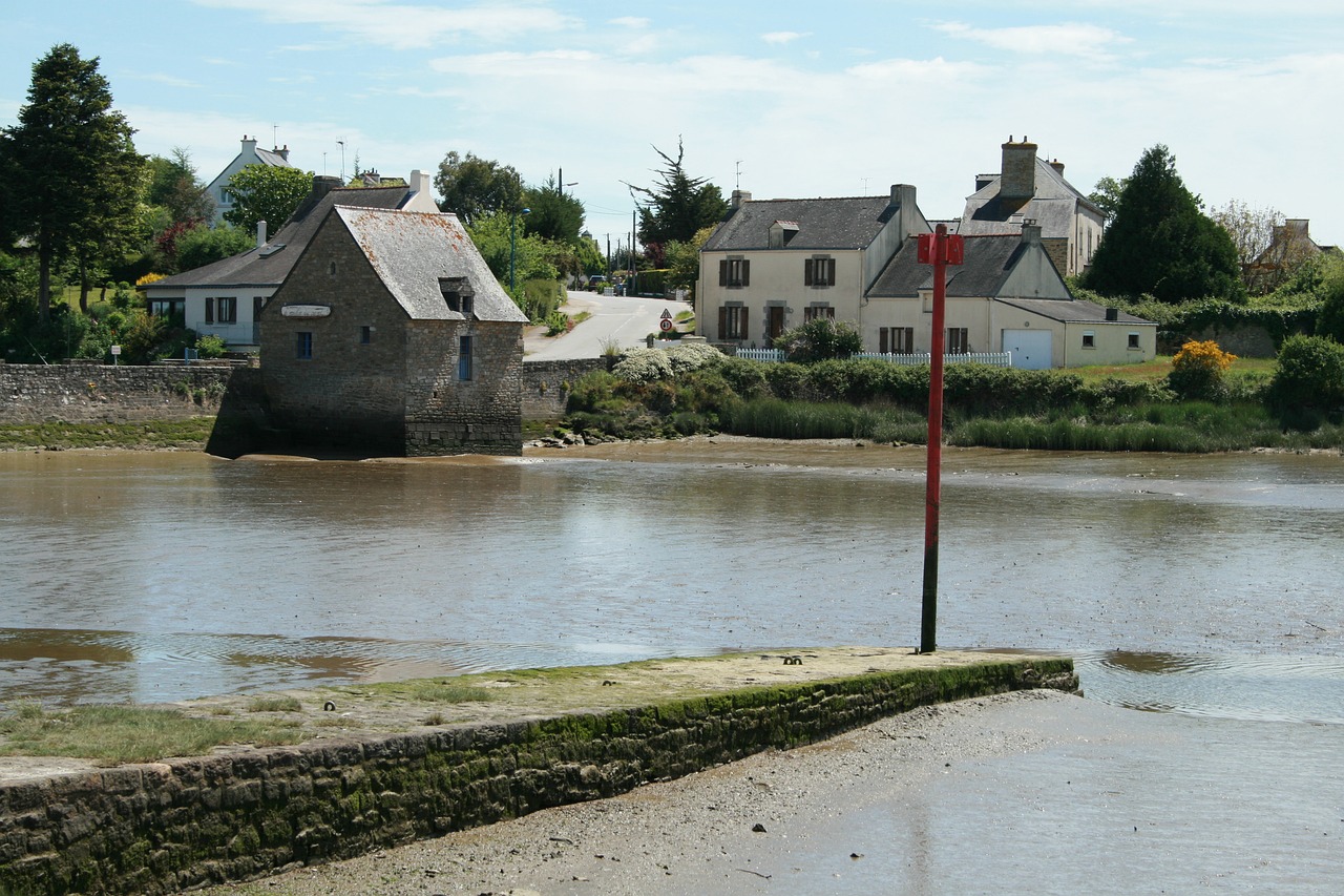 body of water house summer free photo