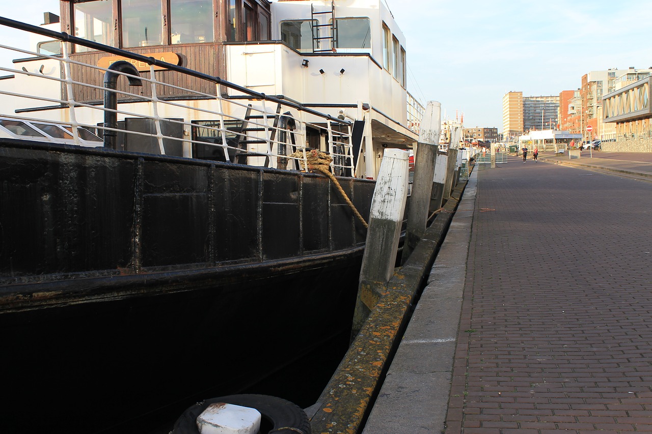 body of water  transport  outdoor free photo