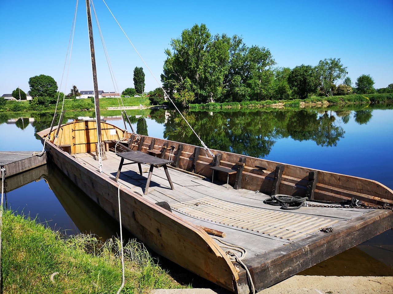 body of water  no person  boat free photo