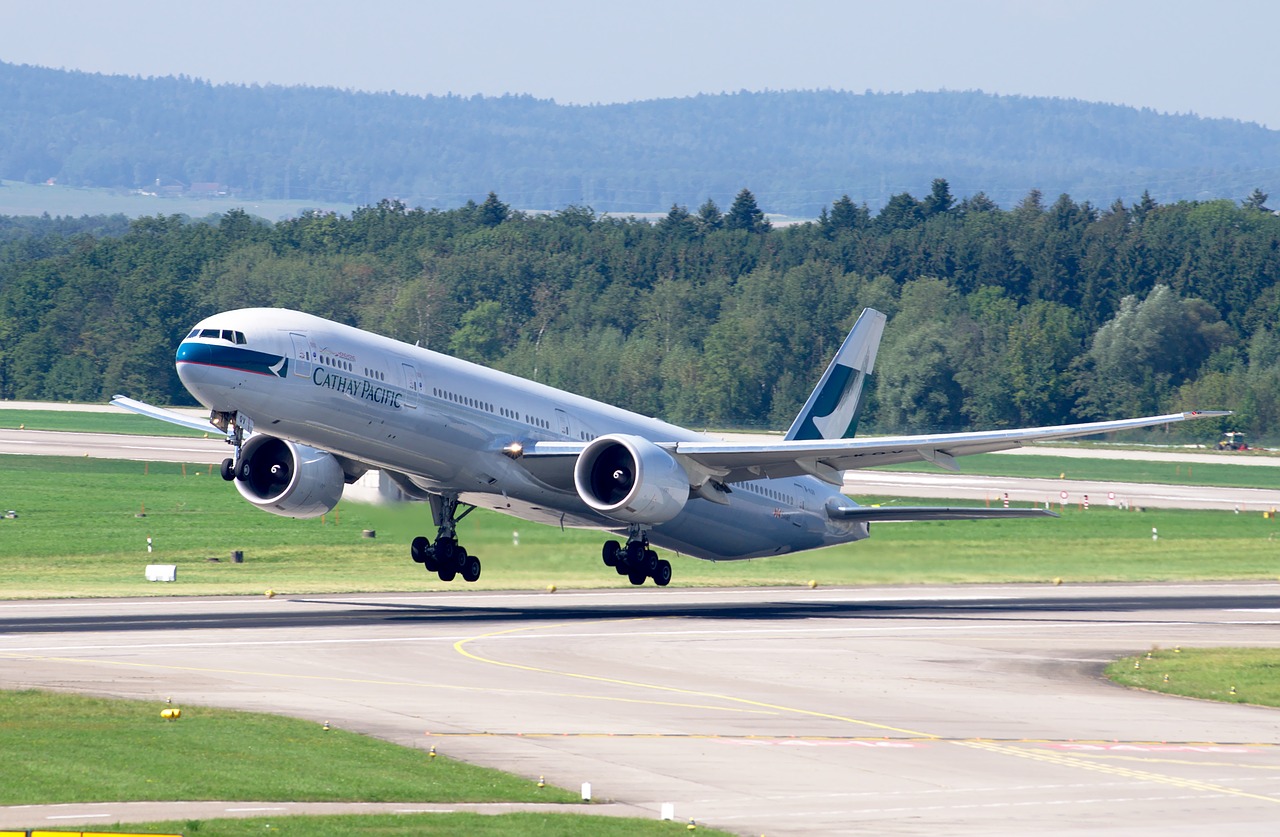 boeing 777 cathay pacific airport zurich free photo