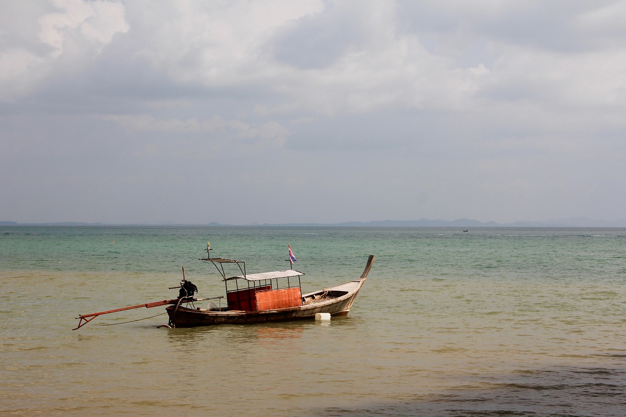 boot lake ocean free photo