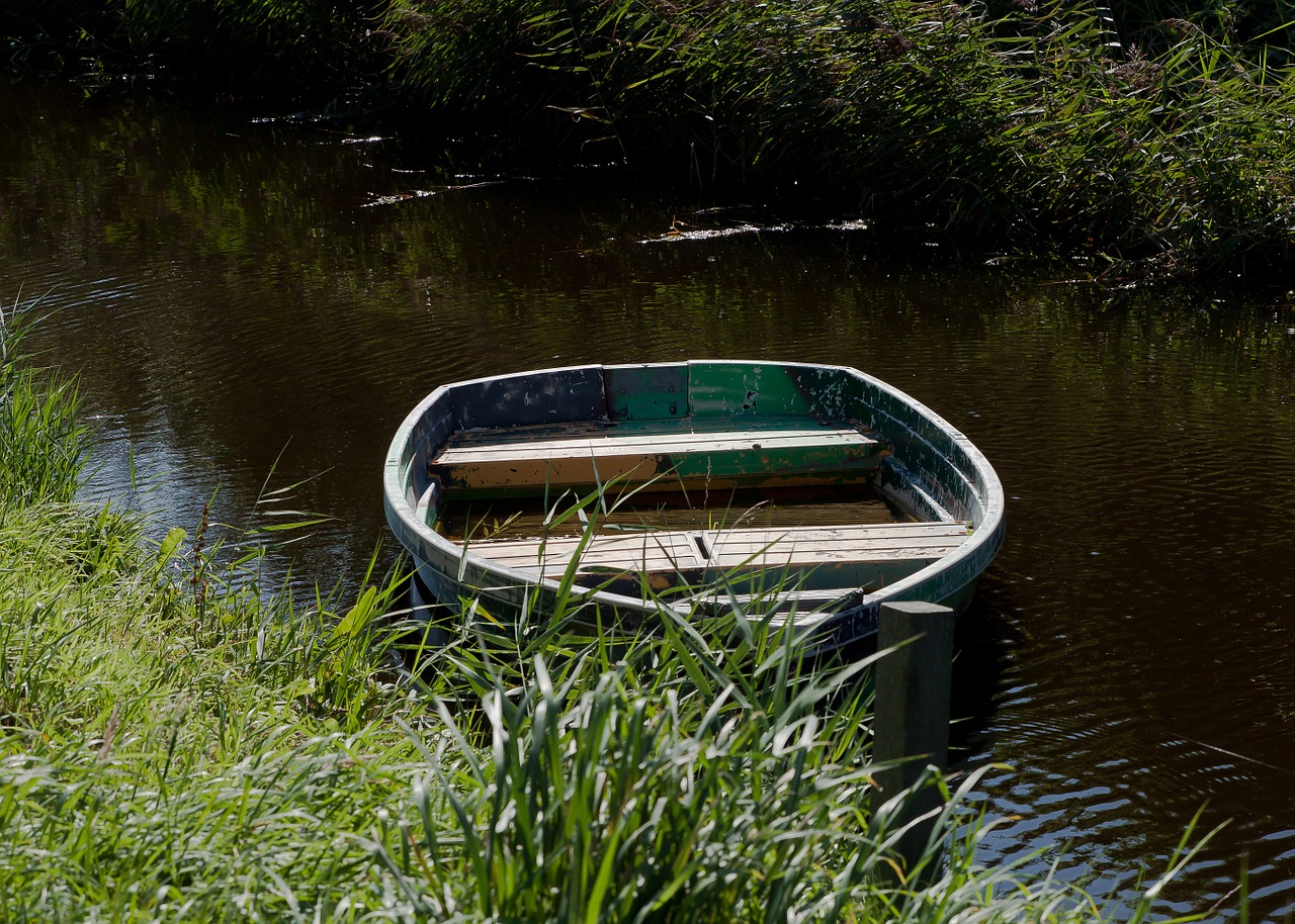 lake boat rest free photo