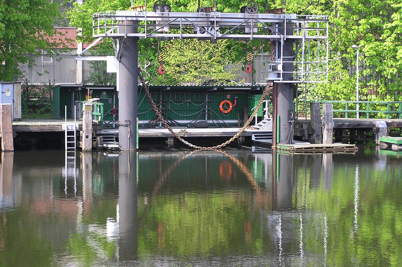 bootshebeanlage port hamburg free photo