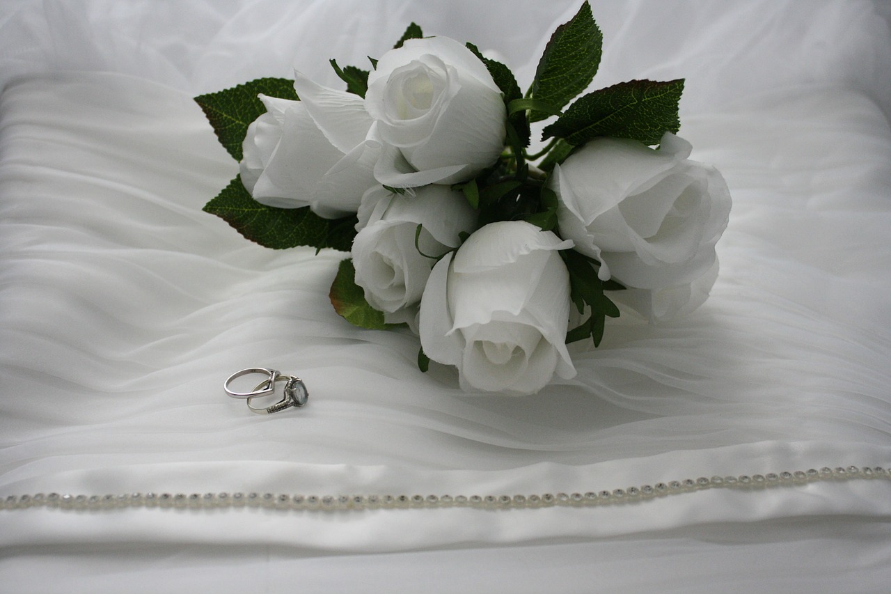 bouquet white roses rings free photo