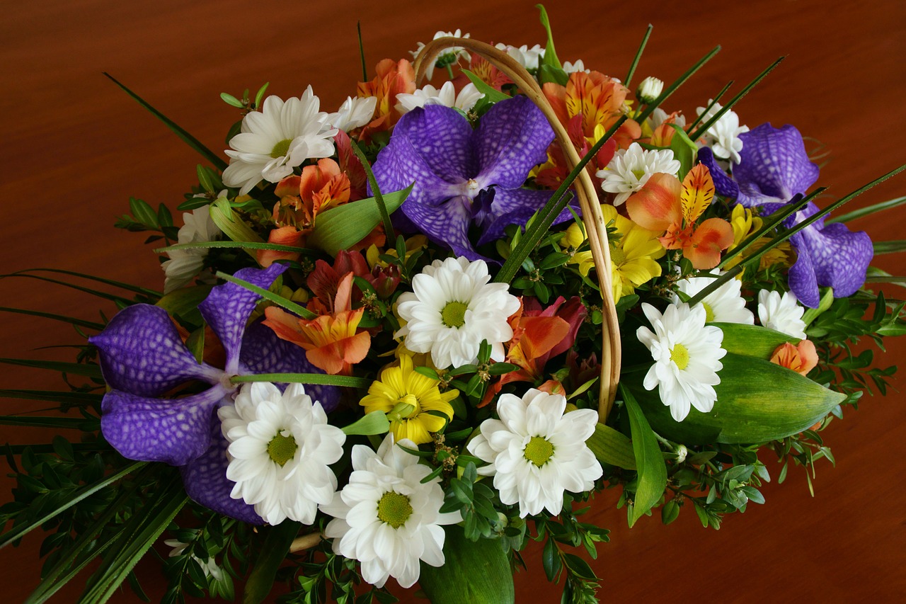 bouquet flowers basket of flowers free photo