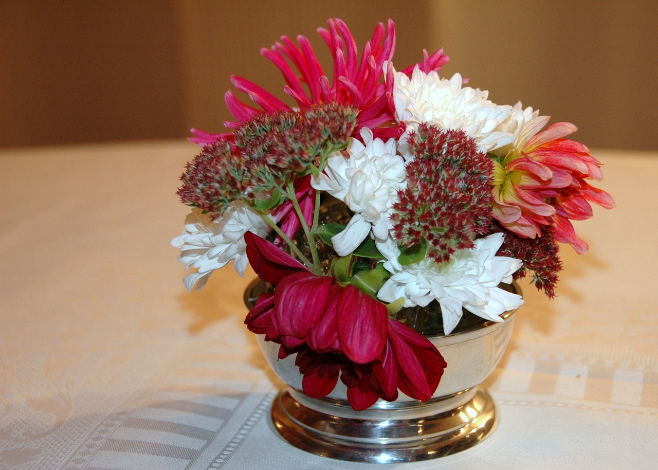 bouquet round decoration table free photo