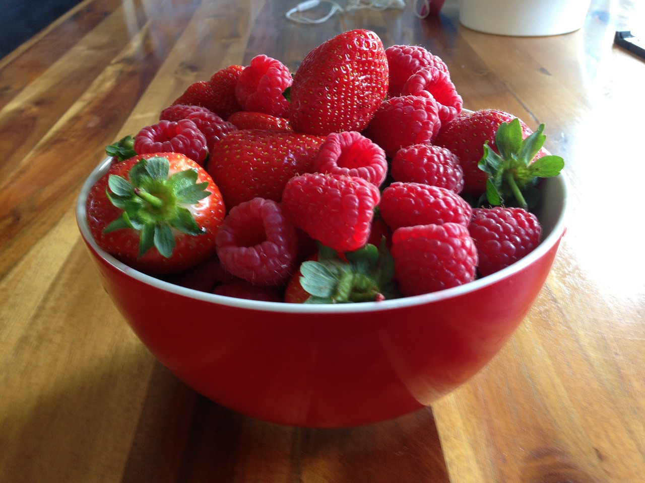 bowl of berries berries strawberries free photo
