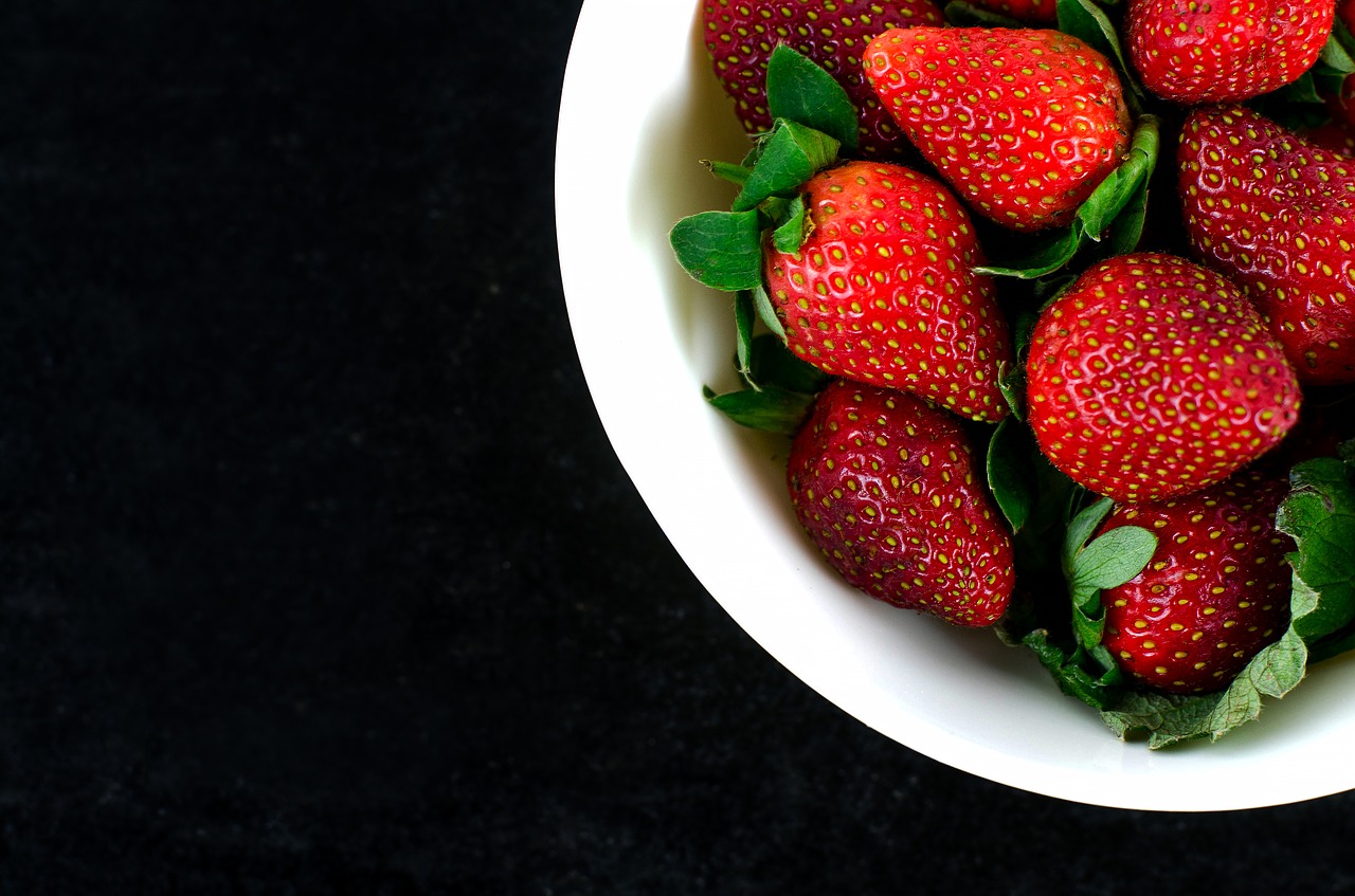 bowl of strawberries top view strawberry free photo