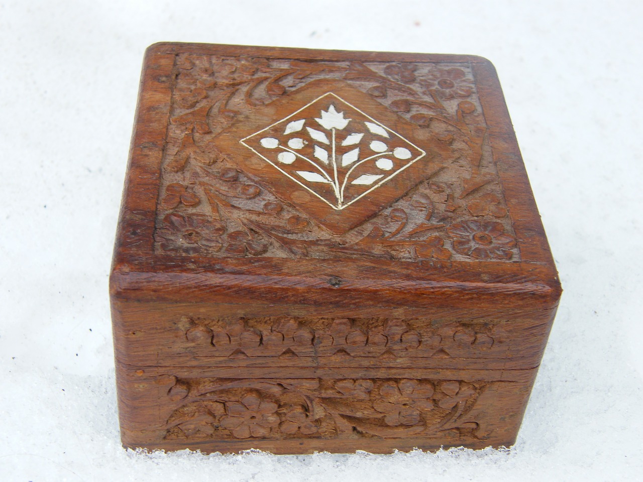 box brown carved free photo