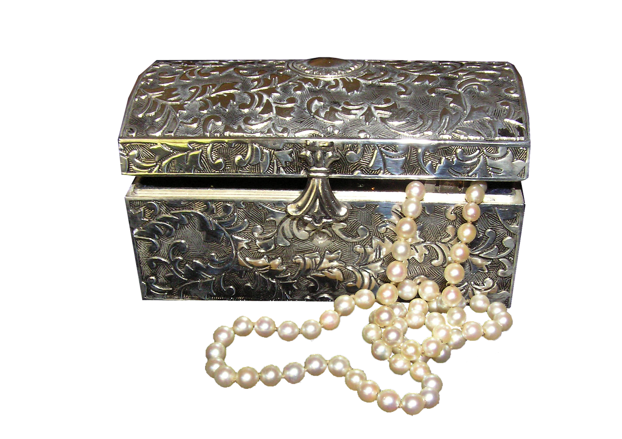 box with pearls free photo