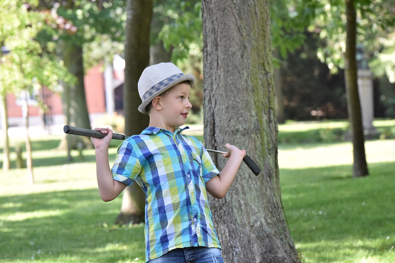 Мальчик фотографирует. Мальчик играет в парке. Мальчик расслабленный. Зелёный ребёнок.