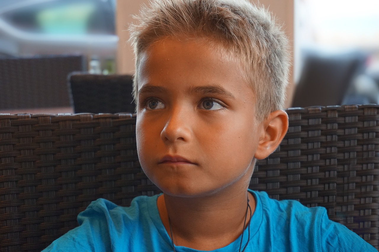 boy child sitting free photo