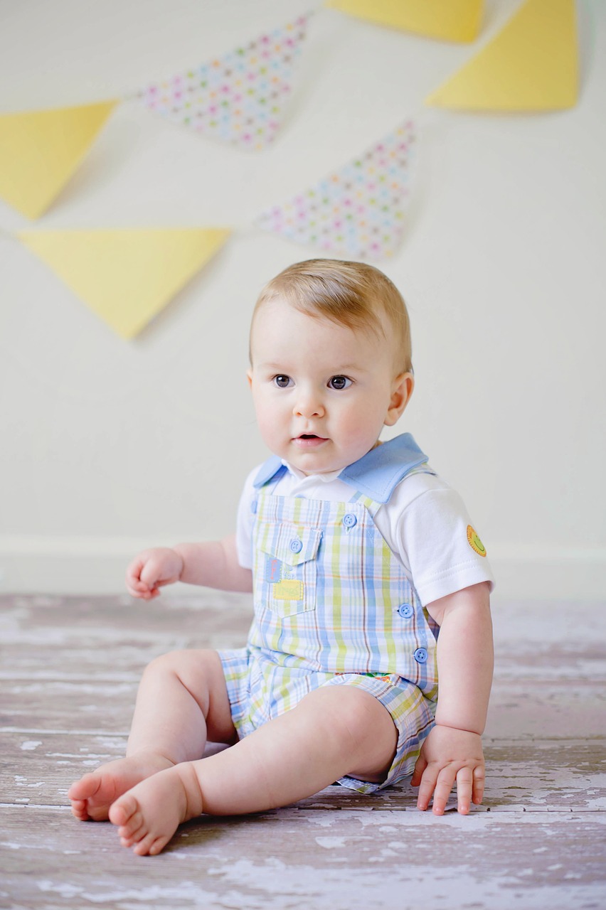 boy child sitting free photo