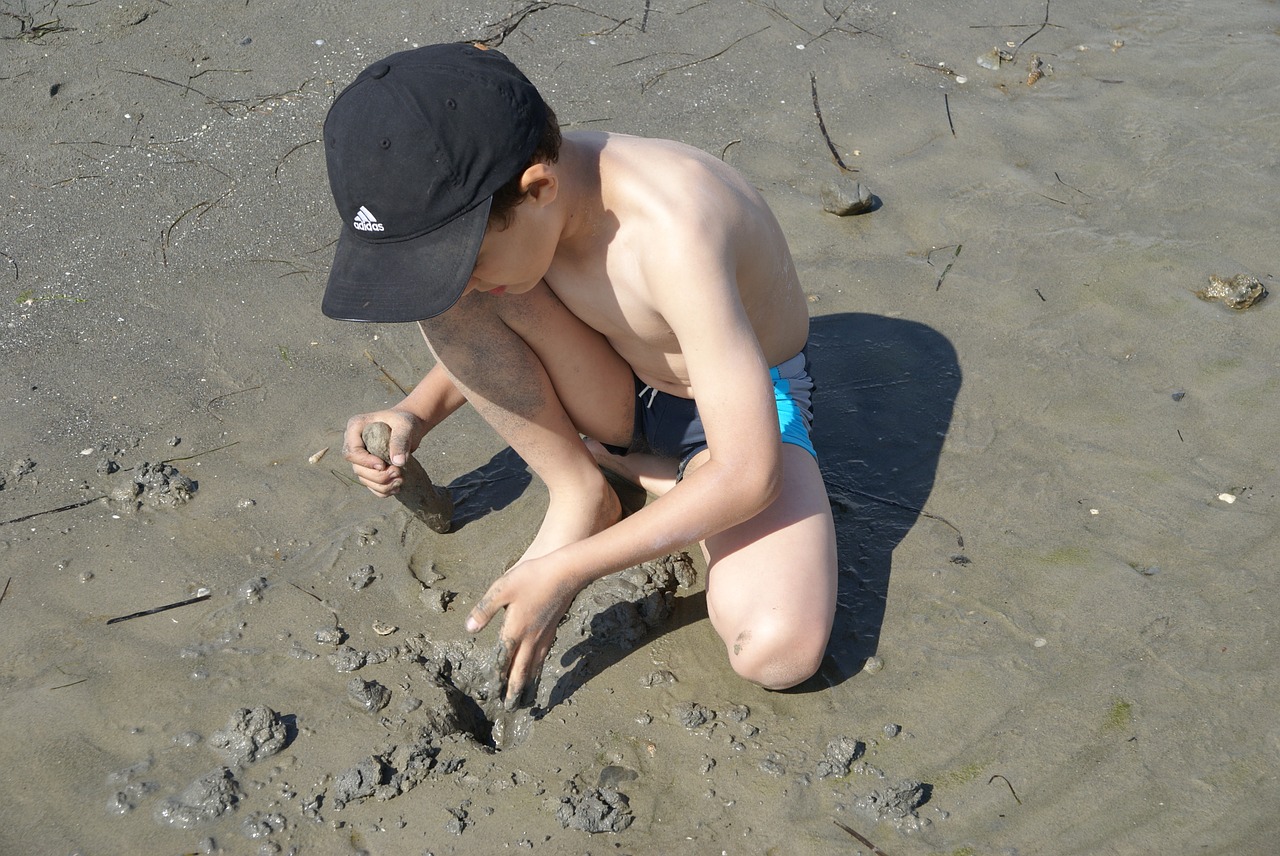 boy play sand free photo