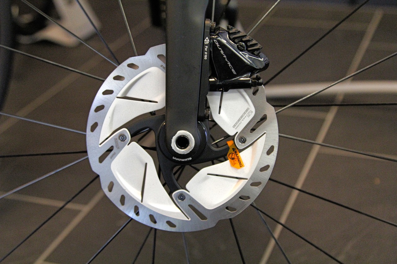 Велосипед с цепью на переднем колесе. Тормоз вело диск шимано. Дисковые тормоза для велосипеда Shimano. Shimano RT mt900 на велосипеде. Колесо с дисковым тормозом.