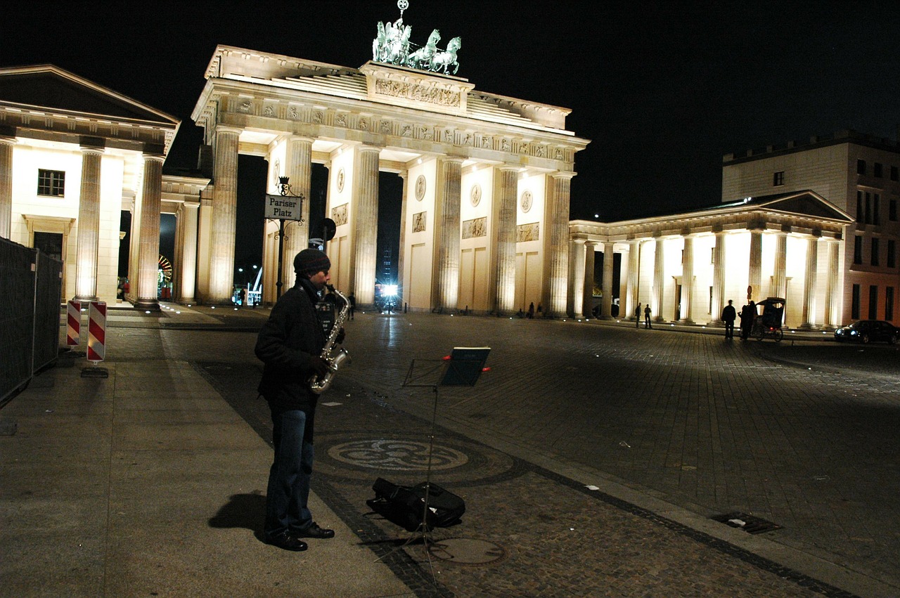 brandemburska gate night saxophonist free photo