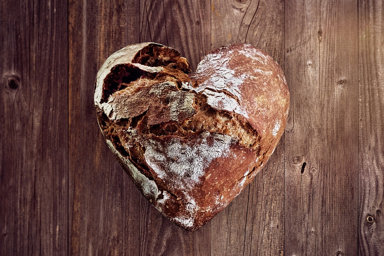 bread  love  heart free photo