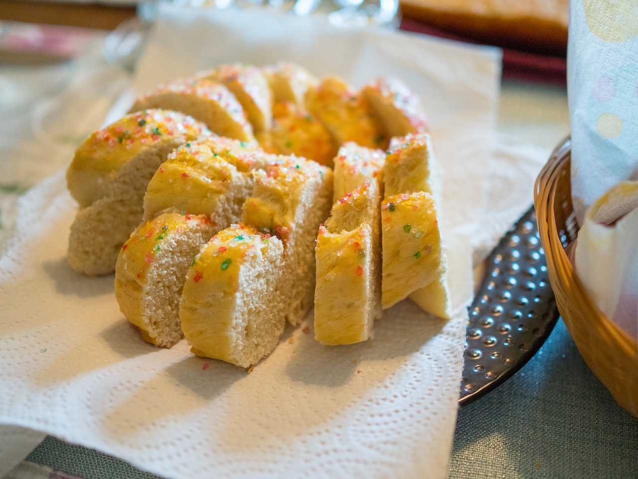 bread  easter  anise free photo