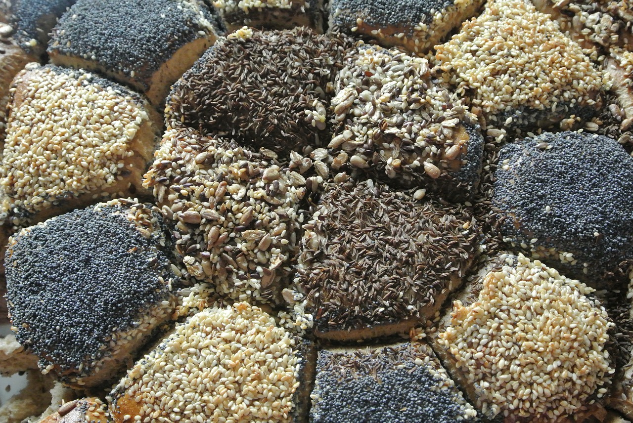 Stone food. Crispy Grain loaves. Шмельмопсы в бордюре еда.