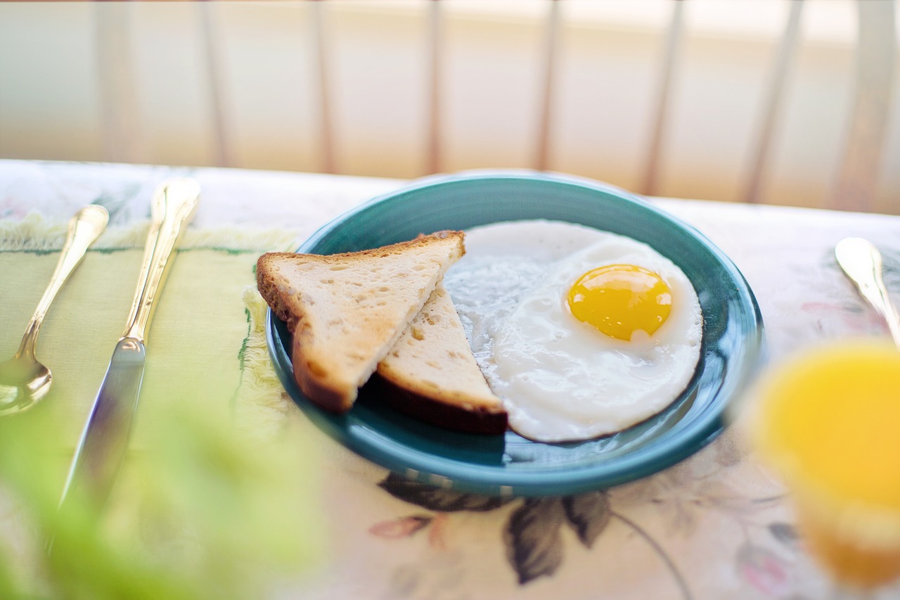 breakfast  fried egg  table free photo