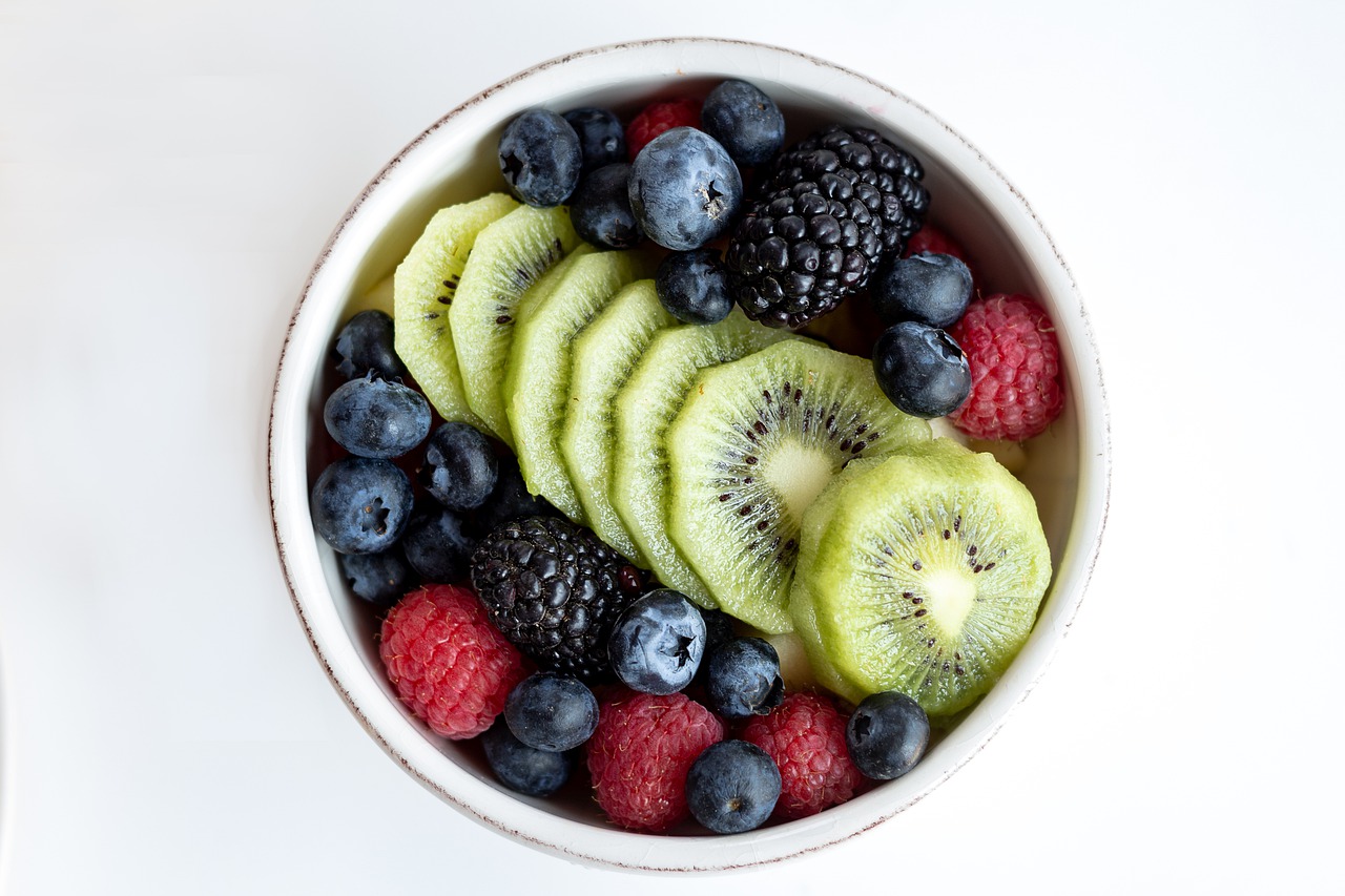 breakfast  fruit  a bowl of fruit free photo