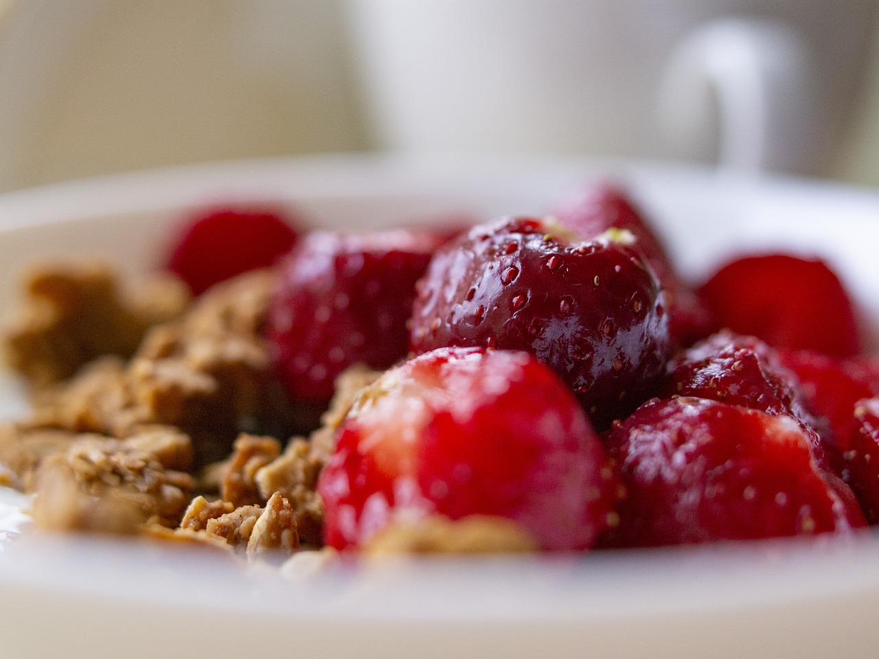 breakfast  strawberry  granola free photo