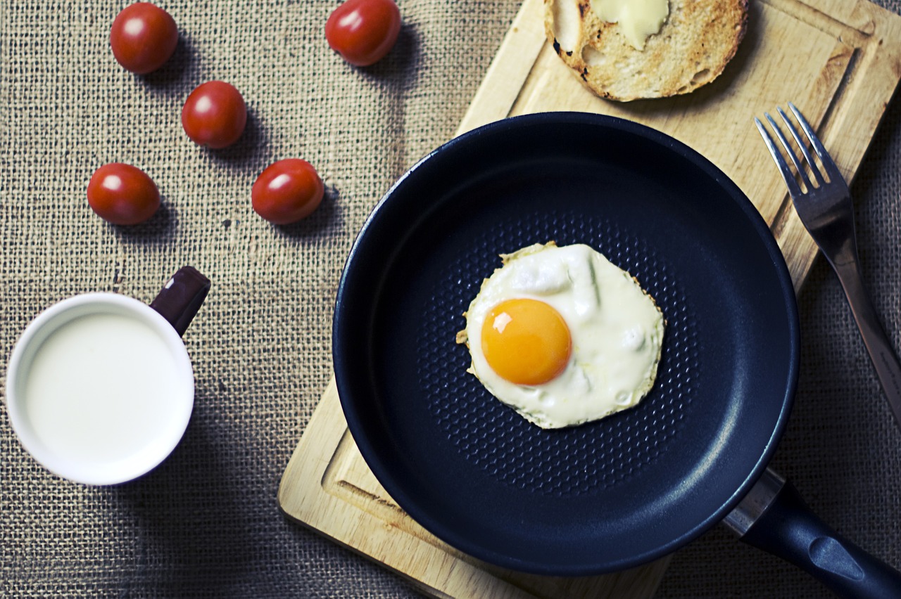 breakfast eggs pan free photo
