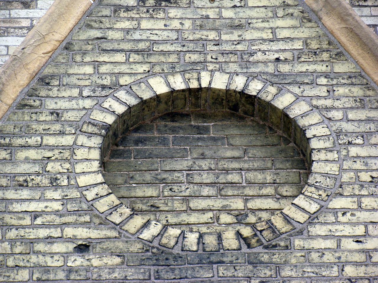 brick circle church free photo