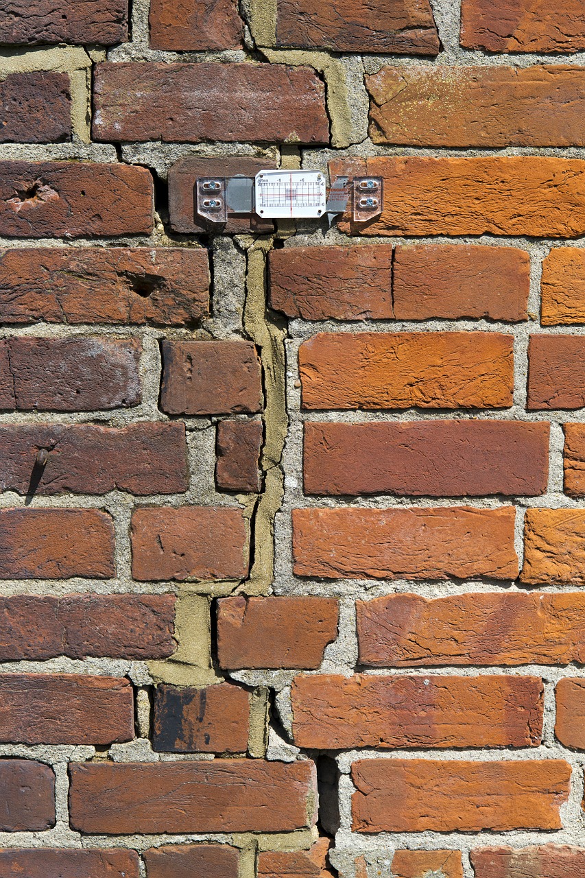 brick wall cracked movement tell-tale free photo