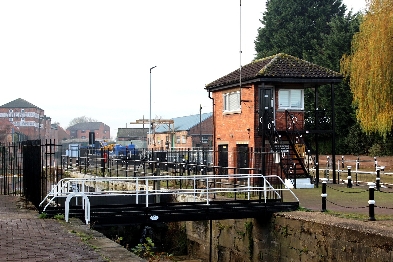 bridge canal lock free photo