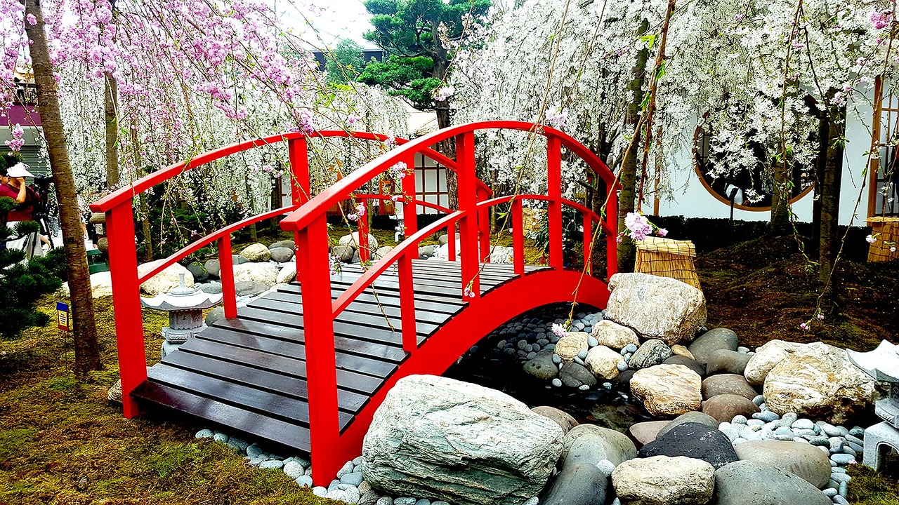 10 Easy Pieces: Wooden Garden Bridges - Gardenista