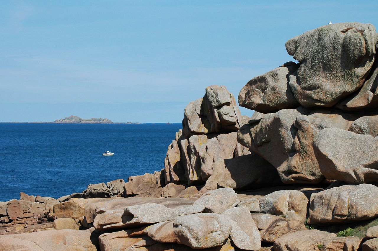 brittany rocky coast boot free photo