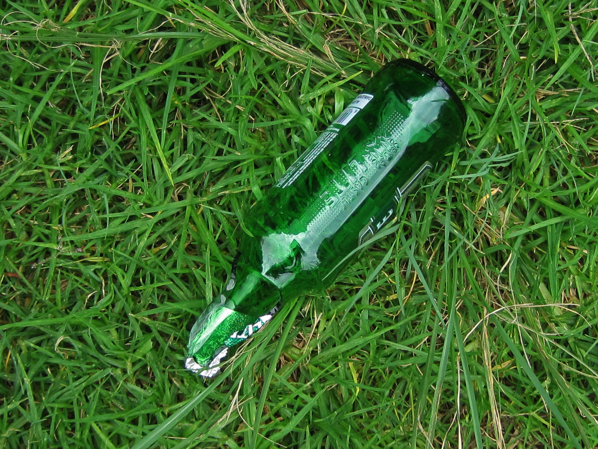 Как разбить бутылку. В бутылке зеленый. Бутылка зеленая стеклянная. Разбитая бутылка. Зеленая пластиковая бутылка.