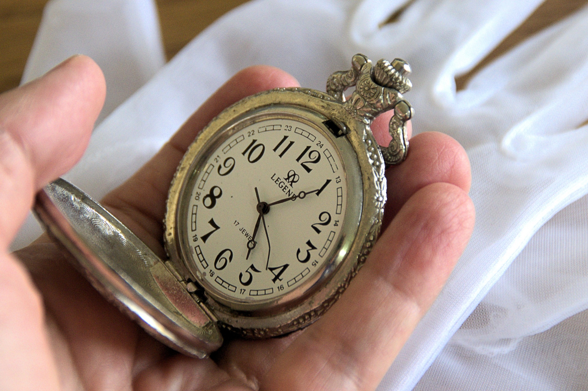 Краденные часы. Старые часы. Карманные часы в руке. Старинные ручные часы. Карманные и наручные часы.
