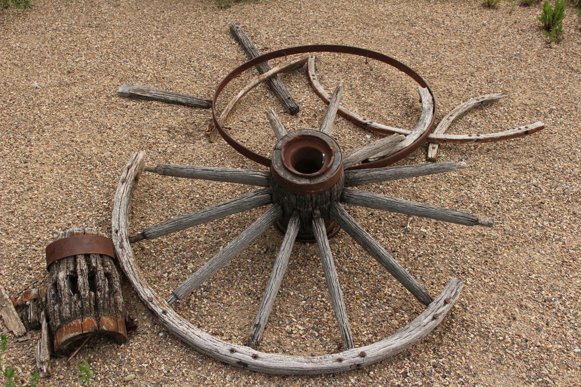 broken wagon wheel free photo