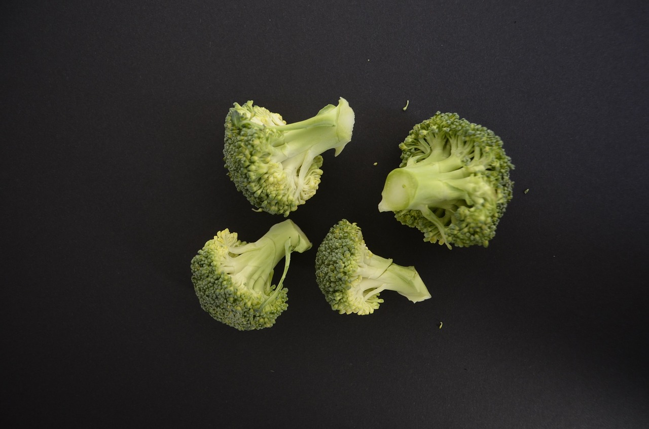 brokoli vegetables black background free photo