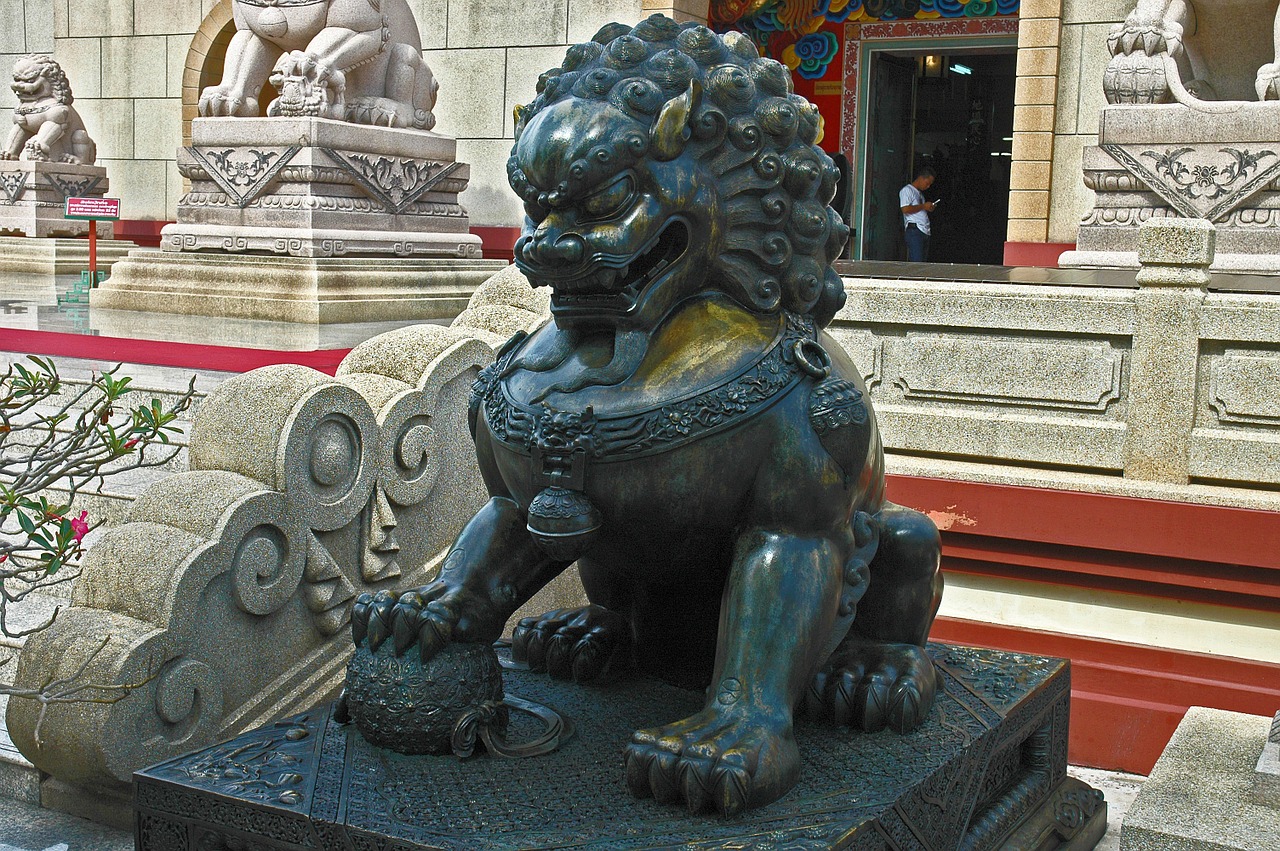 broncefigur sculpture lion free photo