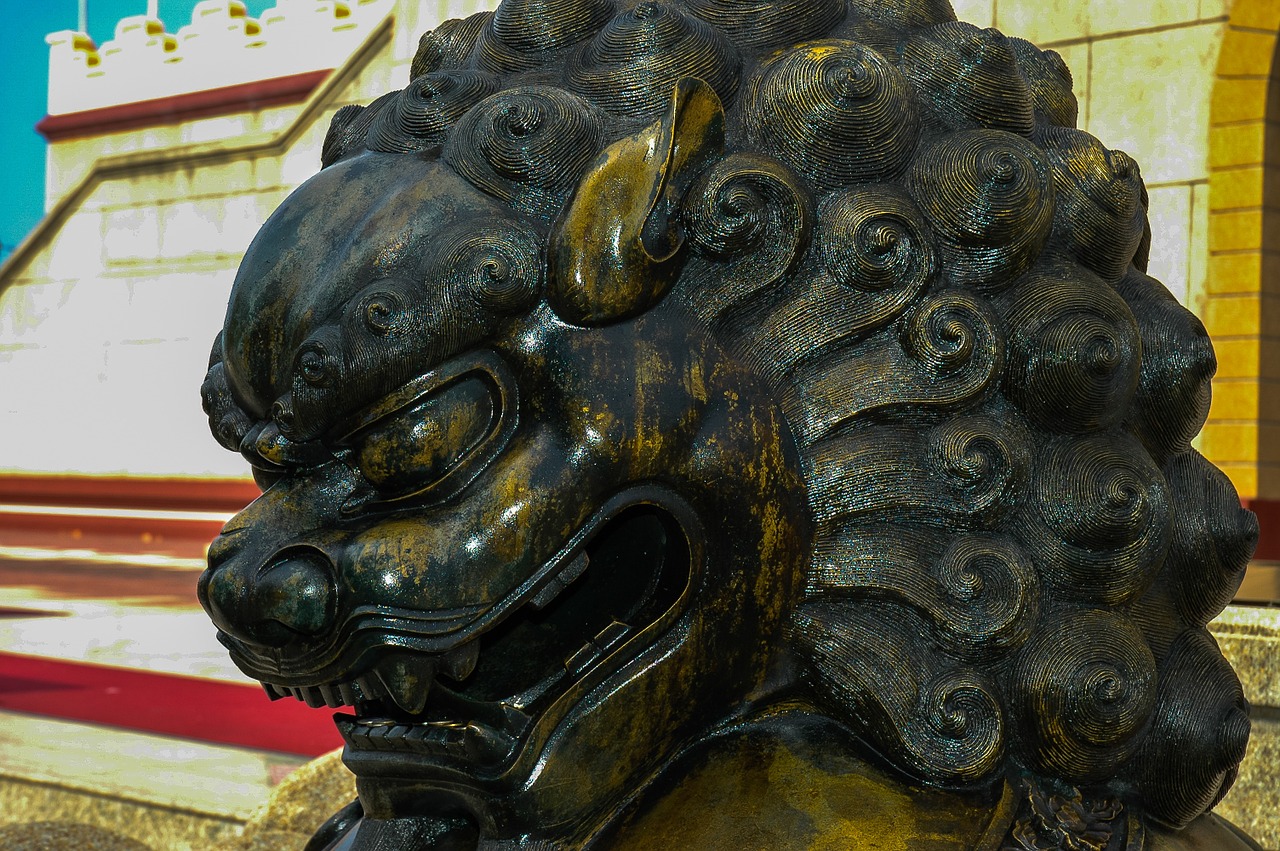 broncefigur lion sculpture free photo