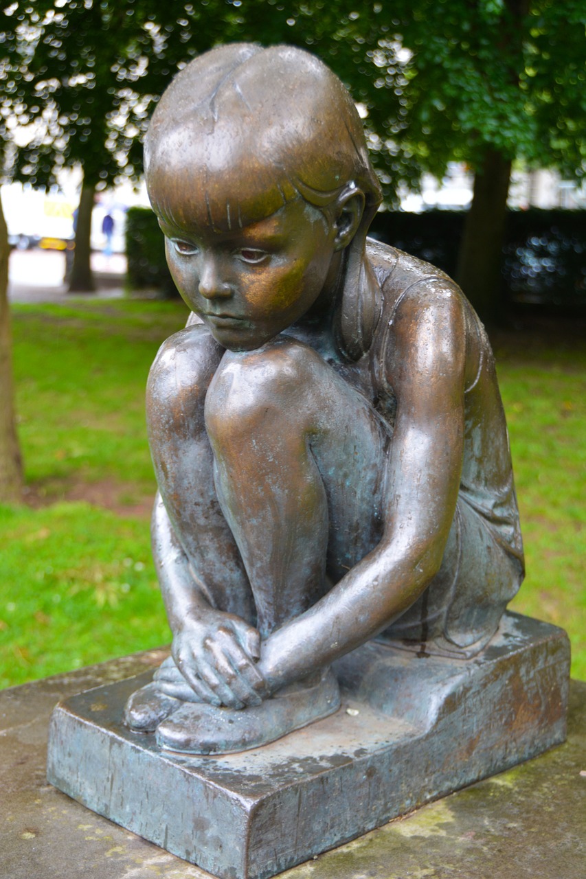 bronze statue child free photo
