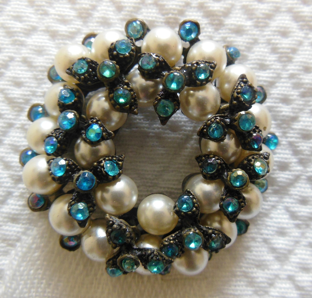 brooch pearl lustre free photo