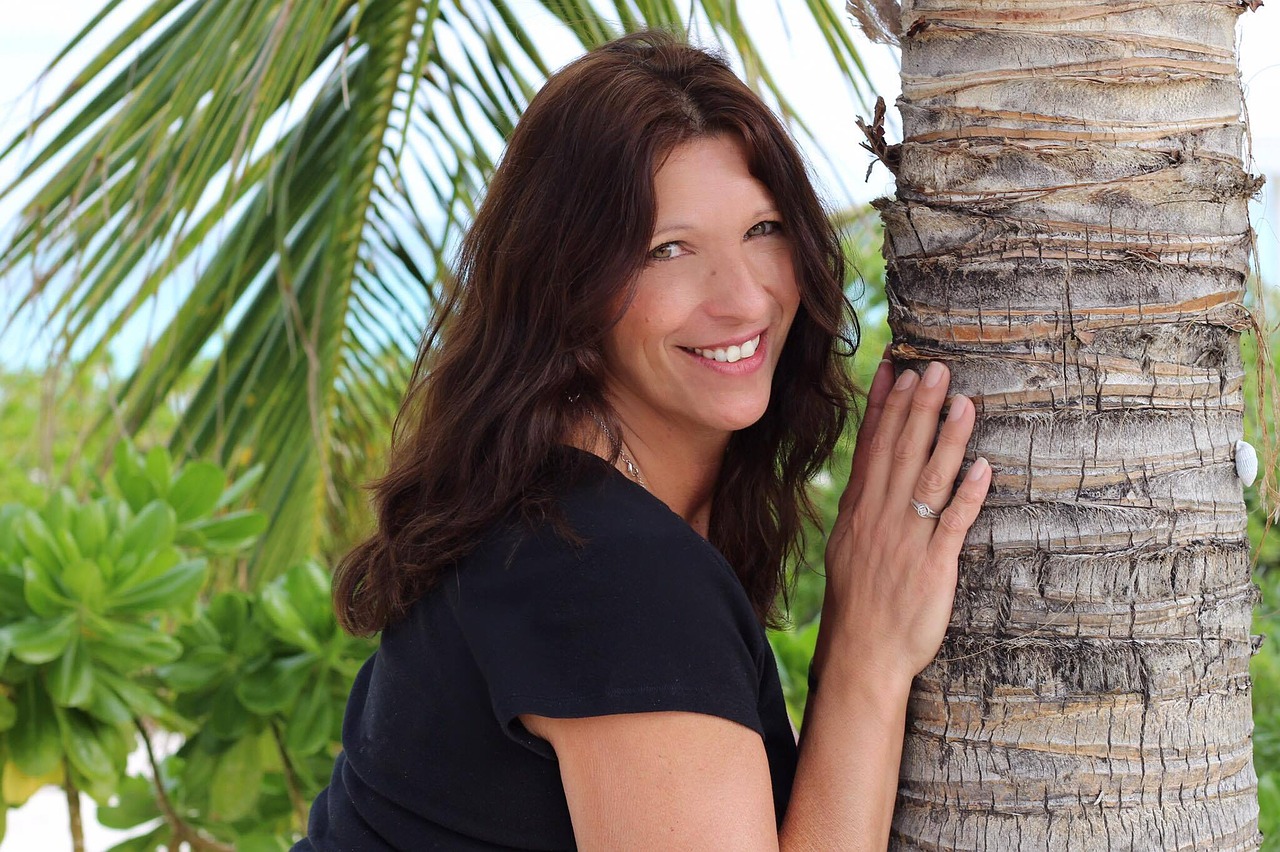 brunet woman palm tree free photo