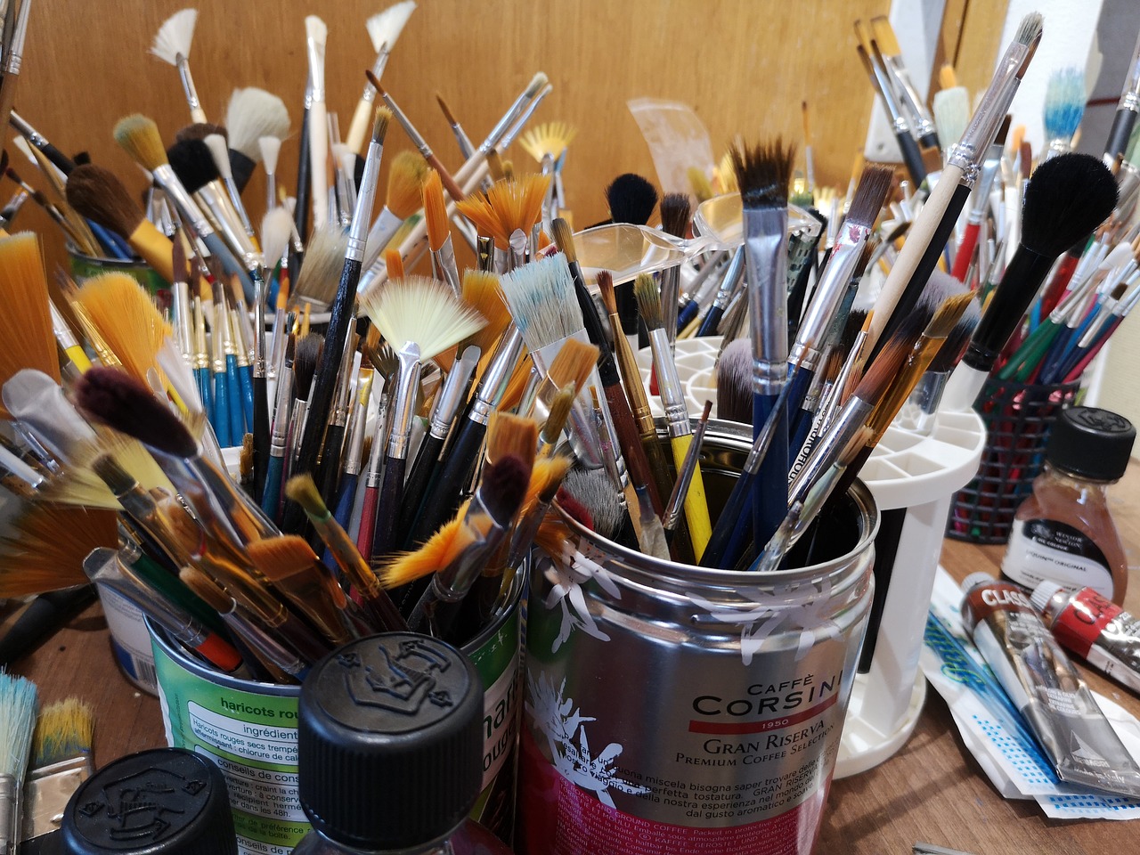 brushes for everyone  oils and mediums  liquin original free photo