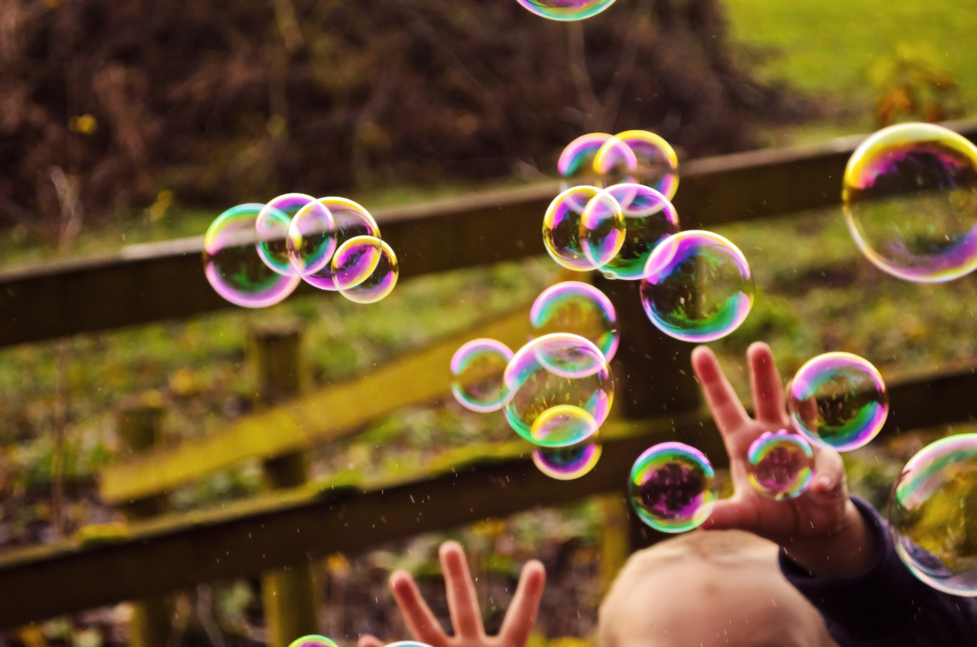 Почему мыльные пузыри получаются. Мыльные пузыри. Цветные мыльные пузыри. Огромные мыльные пузыри. Дети и мыльные пузыри.