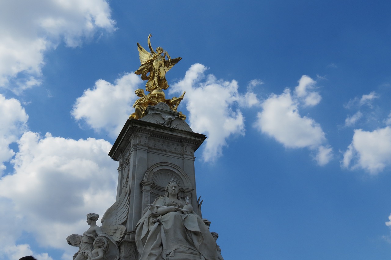 buckingham statue queen free photo