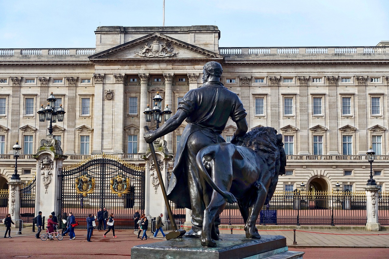 buckingham palace london statue free photo