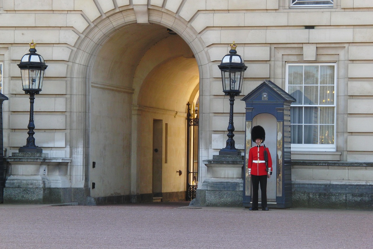 охрана букингемского дворца