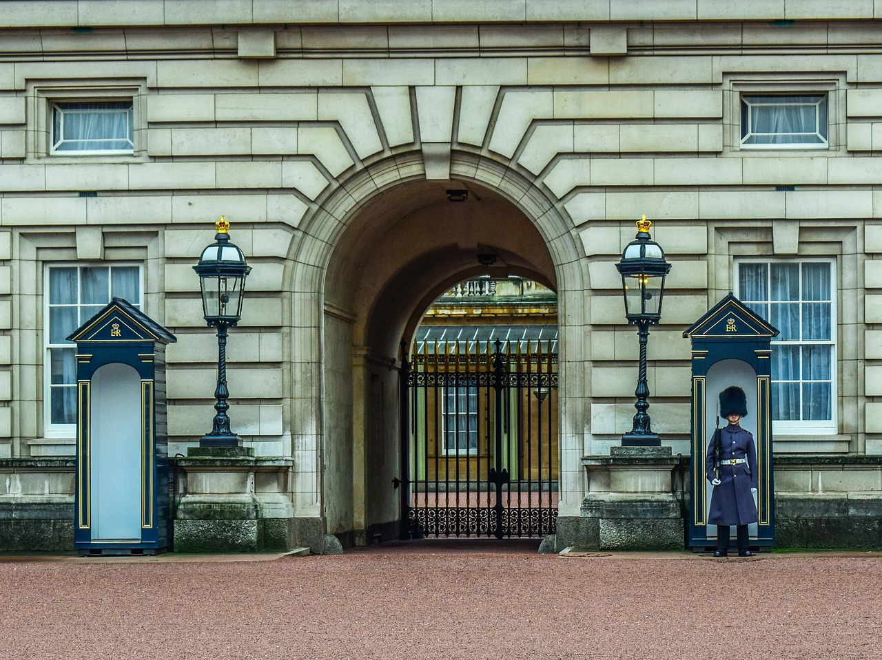 buckingham palace  gate  guard free photo