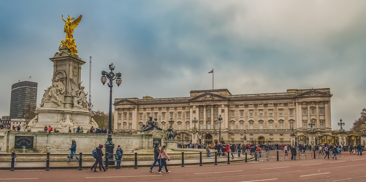 buckingham palace  square  statue free photo