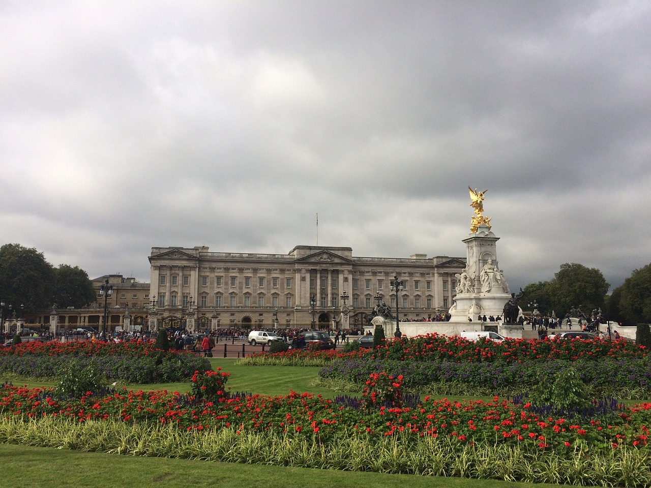 buckingham palace queen royals free photo